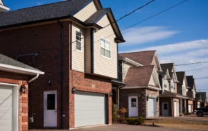 A-row-of-houses-in-a-sheltered-housing-area-designed-with-residential-comfort-in-mind