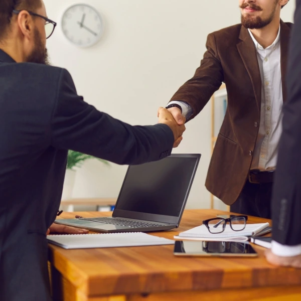 Two-men-hand-shake