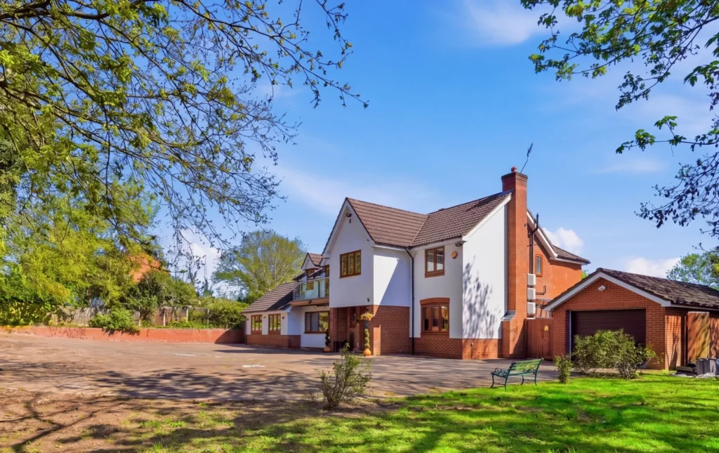 havering-mansion-property-driveway-view